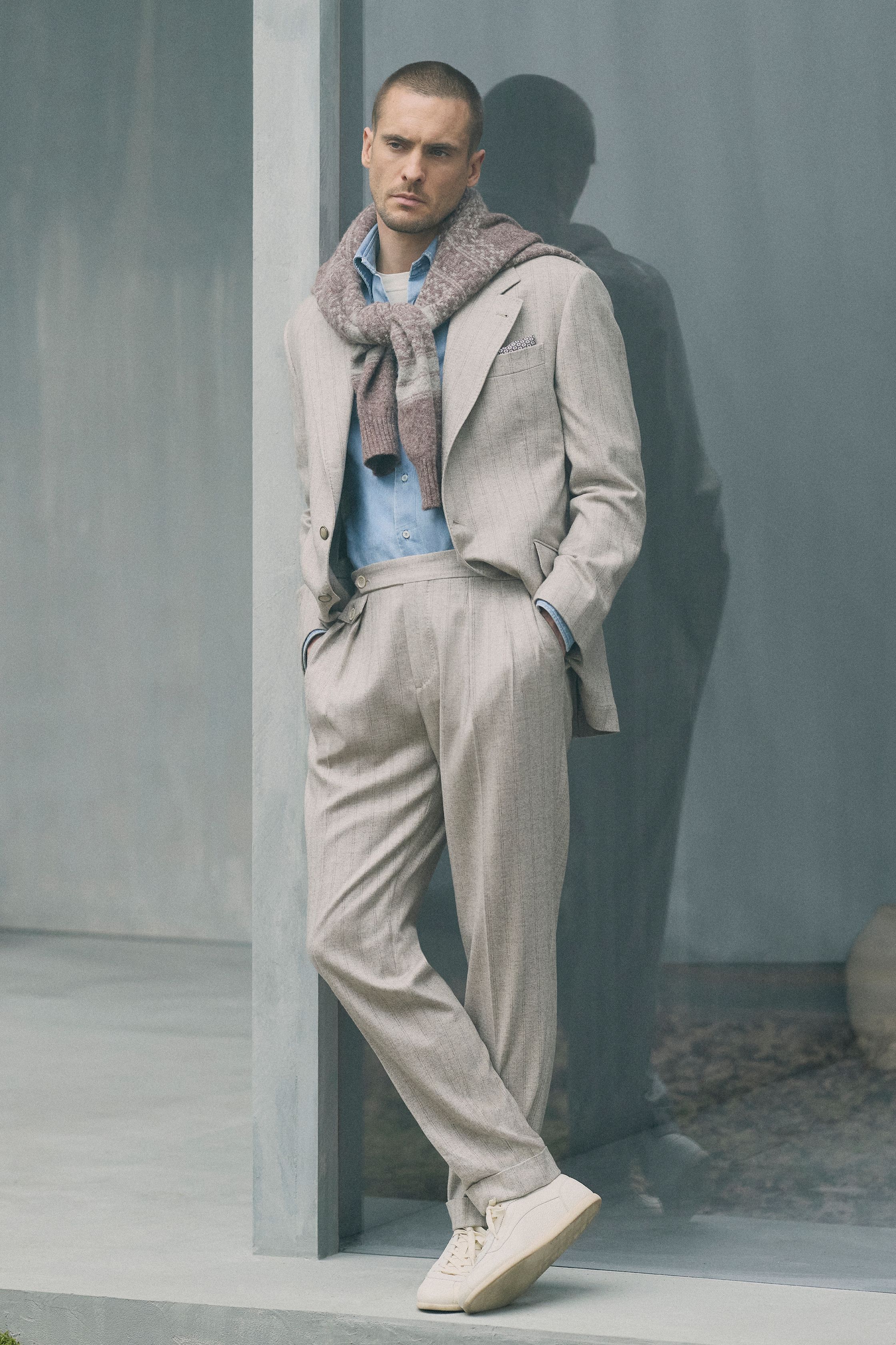 Brunello Cucinelli 再次以“人文奢华”诠释当代男装理想状态。系列在建筑感空间中展开，柔和米色、象牙白与暖驼色构成品牌标志性的精神配色。西装、针织与休闲单品之间的边界被彻底弱化，强调身体与服装之间的舒适关系。奢华不再是视觉张扬，而是穿着者才能感知的分寸与温度，呈现出一种高度文明化的生活方式-顽石频道趋势研究